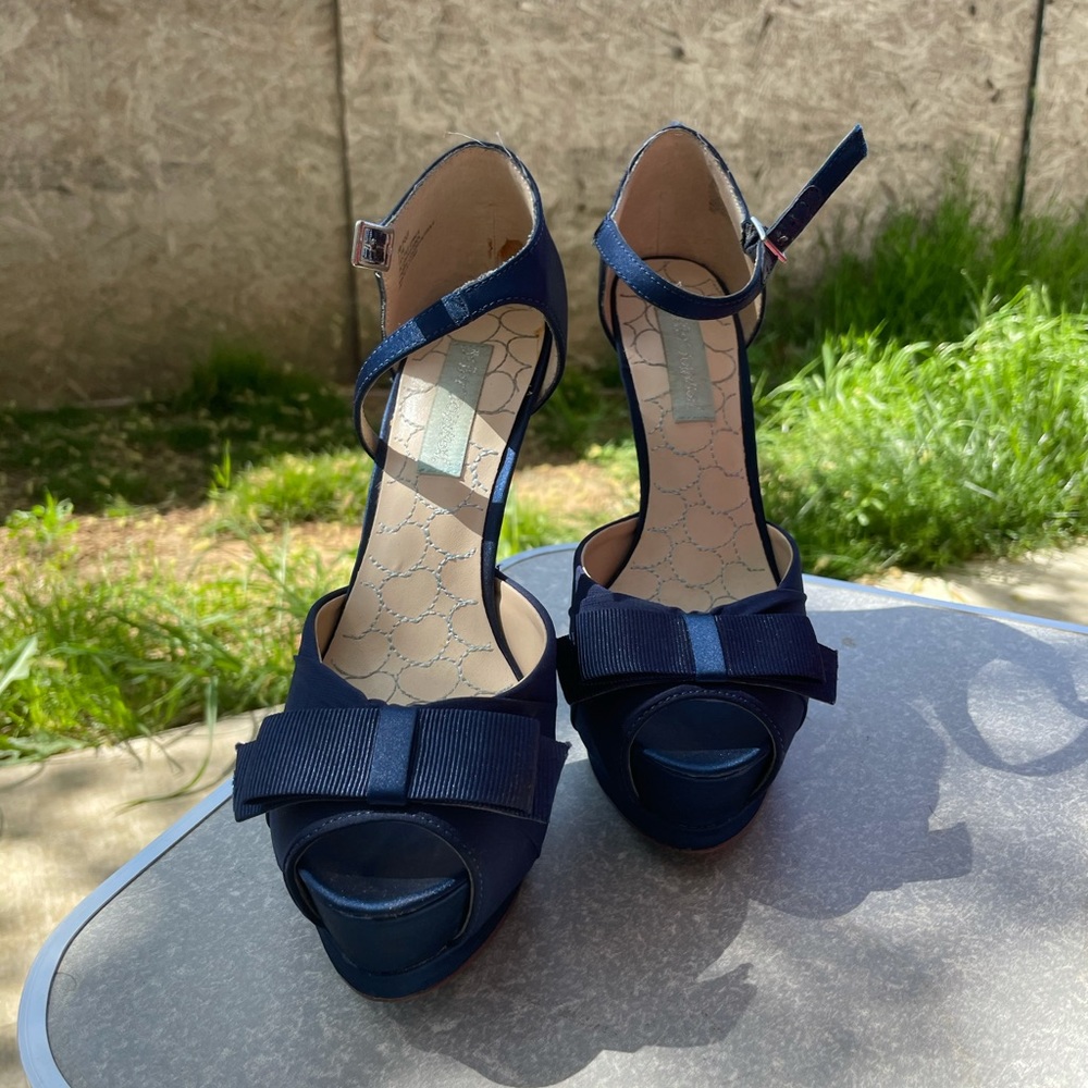 High heels with bow